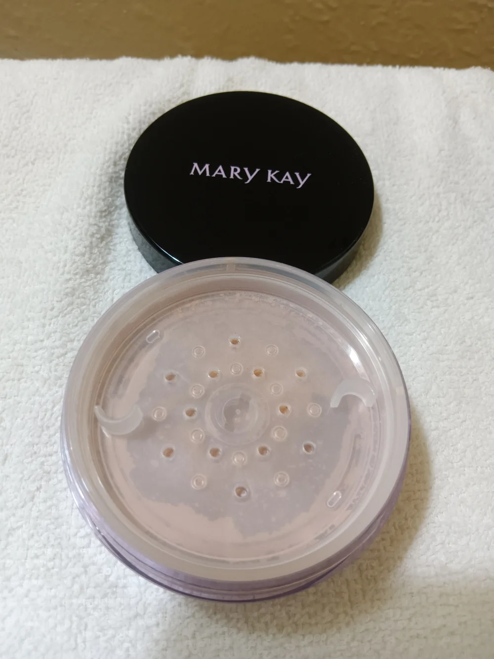Mary Kay Silky Setting Powder - Light Medium Beige